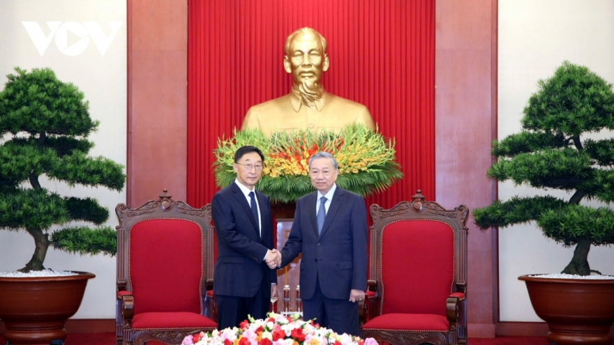 Senior leaders of Vietnam and China give top priority to developing bilateral ties